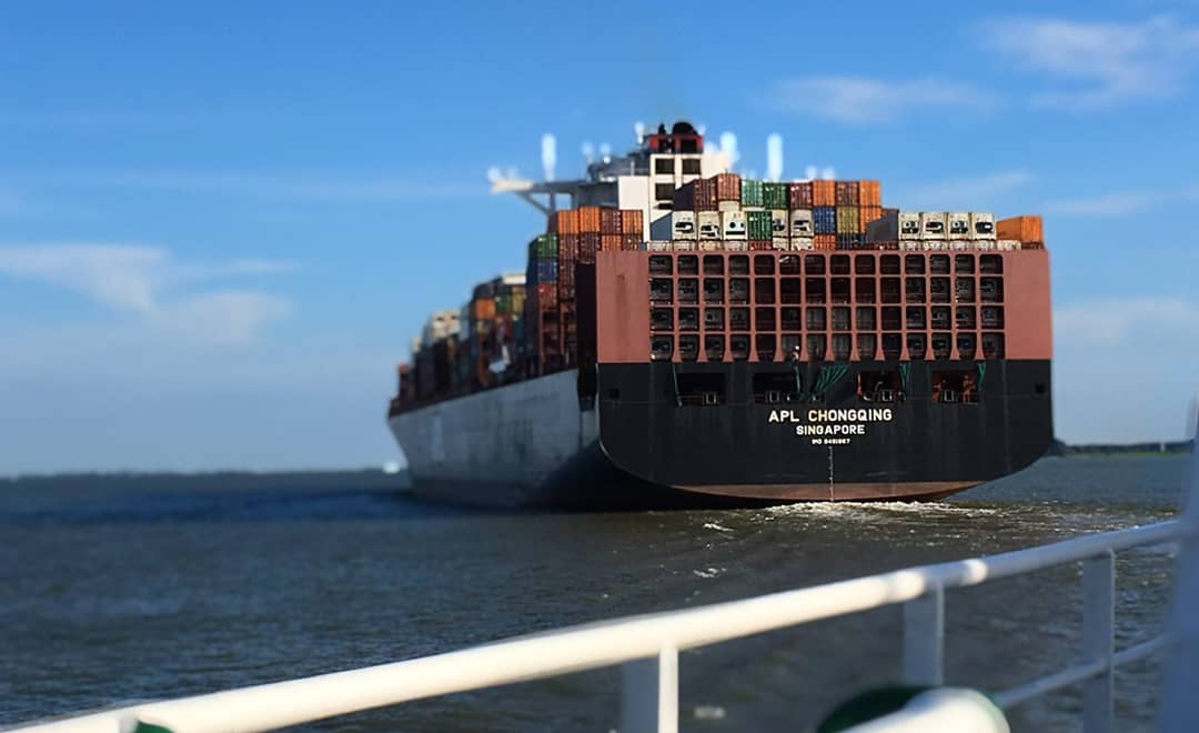 Containerschiff auf der Elbe